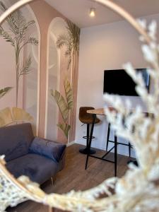 a living room with a couch and a television at Ferienwohnung Lauri in Bayreuth