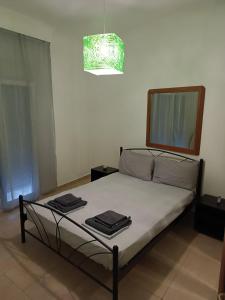 Una cama con dos toallas en una habitación en Nikos apartment (center of Kavala), en Kavala