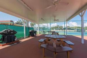 een paviljoen met picknicktafels en uitzicht op een tennisbaan bij Pelican Inlet-Cozy Beach Condo! in St. Augustine