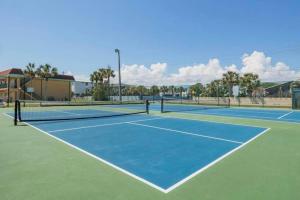 een tennisbaan met 2 tennisbanen bij Pelican Inlet-Cozy Beach Condo! in St. Augustine
