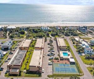 een luchtzicht op een parkeerplaats met een tennisbaan bij Pelican Inlet-Cozy Beach Condo! in St. Augustine