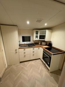 Kuchyň nebo kuchyňský kout v ubytování F04 Dawlish Sands 4 bedroom 8 berth static + 24 fotografií