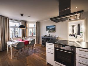 Kurort BärenburgにあるHoliday apartment Waldfriedenのテーブルとダイニングルームのあるキッチン