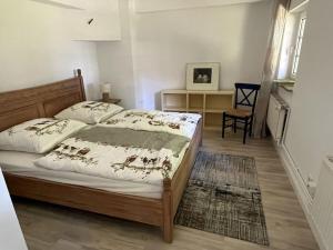 GölsにあるLandhaus GutMussen 2 Aのベッドとテーブルと椅子のある寝室 +19枚の写真