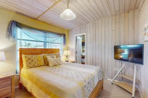 1 dormitorio con 1 cama y TV de pantalla plana en Lake House, en Port Charlotte
