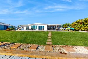 una casa con un patio de césped con una casa en Lake House, en Port Charlotte