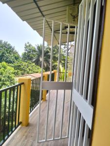 - une vue depuis la terrasse couverte à l'avant d'une maison dans l'établissement Moradia Turistica MJ ROOMS CITY, à São Tomé
