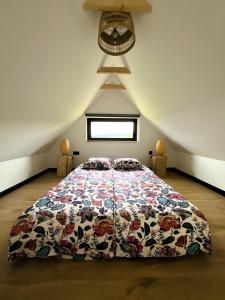 a bedroom with a large bed in a attic at Czarne Ptaszki in Szlembark