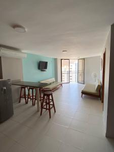 a living room with a table and chairs in it at Apartamento 10c Edf.Playa in Santa Marta