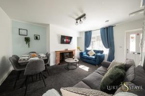 un soggiorno con divano e tavolo di Luke Stays Bainbridge street, Durham a Leamside