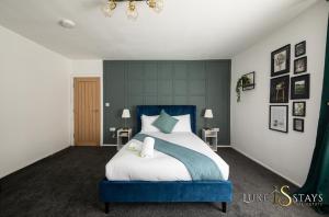 una camera con un grande letto con testiera blu di Luke Stays Bainbridge street, Durham a Leamside