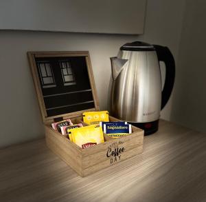 a wooden crate with a box of tea and a kettle at Reversal apartment in Santa Marinella