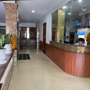 Zona de hol sau recepție la hotel Hương Thiên Phú