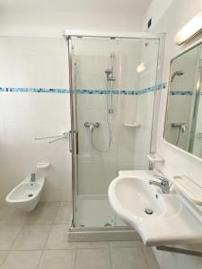 uma casa de banho com um chuveiro e um lavatório. em Appartamenti Vacanze Vista mare em Alba Adriatica