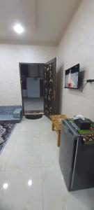 a living room with a room with a tv and a desk at استديوهات الجبل in Jerash