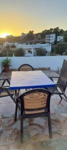 una mesa de picnic y 2 sillas en el patio en استديوهات الجبل, en Jerash