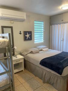 Postel nebo postele na pokoji v ubytování Beach Front Apartments Seven Seas