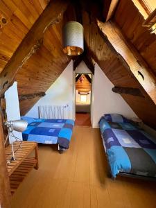 Llit o llits en una habitació de Camping Gites et Tentes lodges Le Mas du Midi