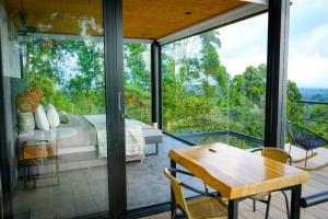 een slaapkamer met een bed en een tafel op een balkon bij La Casita Filandia in Filandia