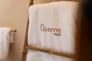 una toalla colgada en un toallero en el baño en Rooms by JovA en El Campello