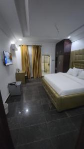 Cozy Residence Abuja في أبوجا: غرفة نوم بسرير كبير في غرفة