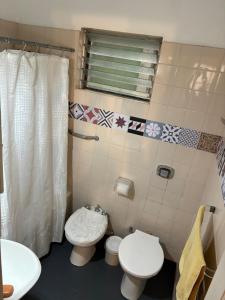 een kleine badkamer met 2 toiletten en een wastafel bij San Telmo Easy in Buenos Aires