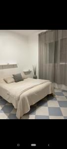 a bedroom with a bed and a checkered floor at Maison avec terrasse et spa in Oujda