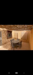 un patio avec une table et des chaises et un bâtiment dans l'établissement Maison avec terrasse et spa, à Oujda