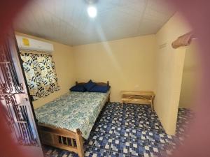 Ένα ή περισσότερα κρεβάτια σε δωμάτιο στο Hostal casa majahual