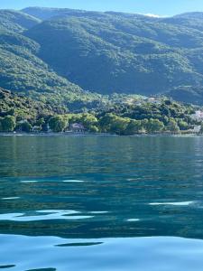 科奇嫩奈隆Dimos apartments的一大片水体,背景是群山