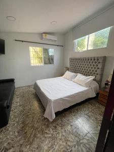 La casa de flor في كارتاهينا دي اندياس: غرفة نوم بسرير كبير ونافذتين