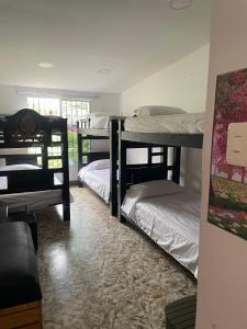 La casa de flor في كارتاهينا دي اندياس: غرفة بها ثلاثة أسرة بطابقين