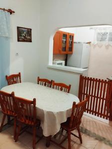 アバッザロークにあるAbádi Karmazsin Házのキッチン(テーブル、椅子、冷蔵庫付)