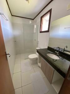 een badkamer met een wastafel en een toilet bij House Anthony and Cleusa 36 Quinta do Rio in Pipa