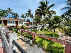 - une vue depuis le balcon d'une maison avec des palmiers dans l'établissement Hotel Costa Belle, à Monte Gordo