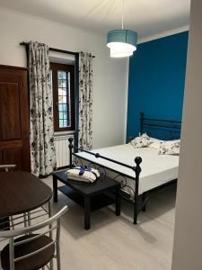 ein Schlafzimmer mit einem Bett, einem Tisch und einem Stuhl in der Unterkunft B&b filì Al casale 1121 in Rom