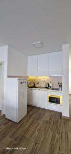 科托尔Penthouse apartments D&D的铺有木地板的厨房配有白色家电