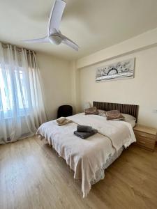 - une chambre avec un lit et un ventilateur de plafond dans l'établissement SANTA BARBARA APARTAMENTO, à Alicante