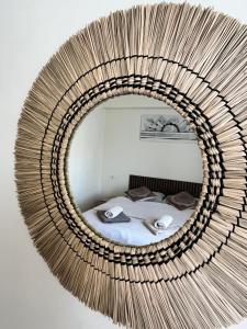 - un miroir suspendu au-dessus d'un lit dans une chambre dans l'établissement SANTA BARBARA APARTAMENTO, à Alicante