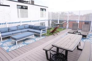 un patio con sofá azul y mesa de picnic en Duo Housing, en Washington