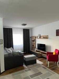 sala de estar con sofá y TV en Airport SKY apartments LUX en Belgrado