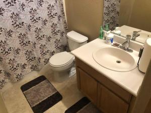 Un baño con lavabo, inodoro y cortina de ducha. en Quiet 1-Bed and Private Bath - Ideal for Travel Nurse, en Antioch