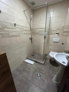 y baño con ducha, aseo y lavamanos. en Airport SKY apartments LUX en Belgrado