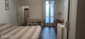 1 dormitorio con cama, escritorio y mesa en LOFT CON CORTILE, en Forlì