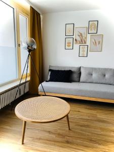 uma sala de estar com um sofá e uma mesa em Ferienwohnung Sonneck em Oberstaufen