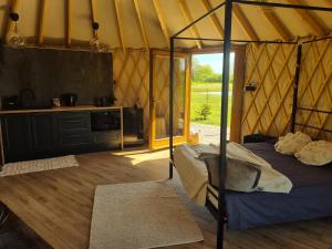 Posteľ alebo postele v izbe v ubytovaní Jurty Glamping