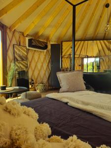 Postel nebo postele na pokoji v ubytování Jurty Glamping