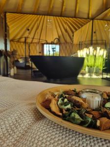 Jídlo v luxury tent nebo okolí