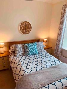 Tempat tidur dalam kamar di Superb Top Floor Cornish Barn Conversion Apartment