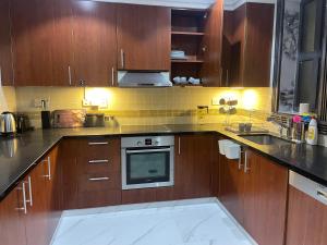 Cucina o angolo cottura di 2 BHK Townhouse at Pearl